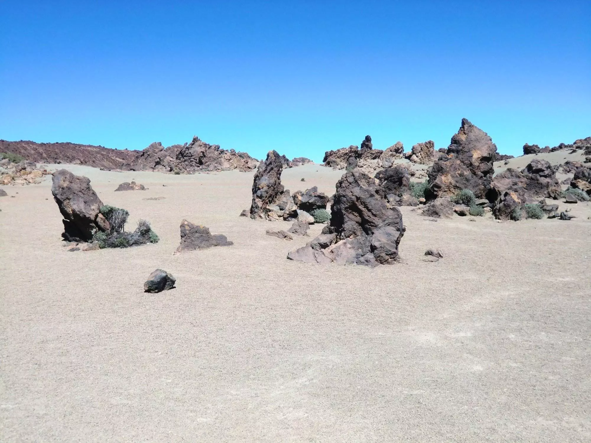 Felsformationen in einer Wüste mit blauem Himmel beim Erkunden von Teneriffa.