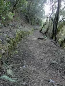 Der Wanderweg Ruta del agua, entlang alter Wasserwege (links)
