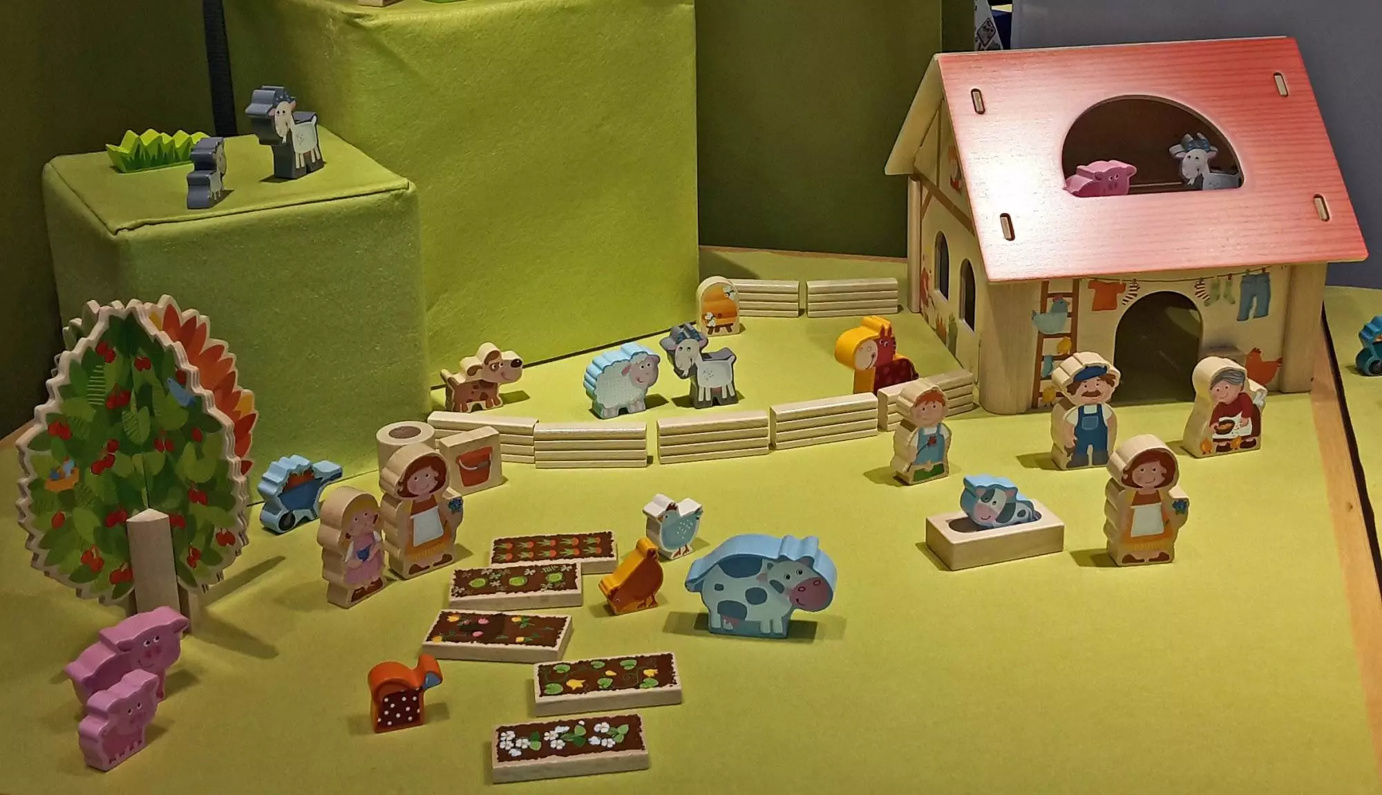 Eine Ausstellung von Holzspielzeug mit Tieren als Ostergeschenk.