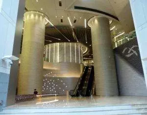Da kann man sich ganz klein vorkommen. Aufgang zum IFC Mall, Hong Kong Central District.
