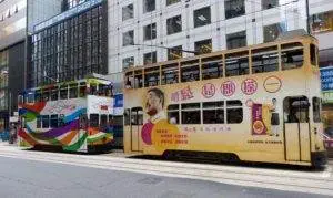 Doppelstöckig sind die Straßenbahnen in Hong Kong.