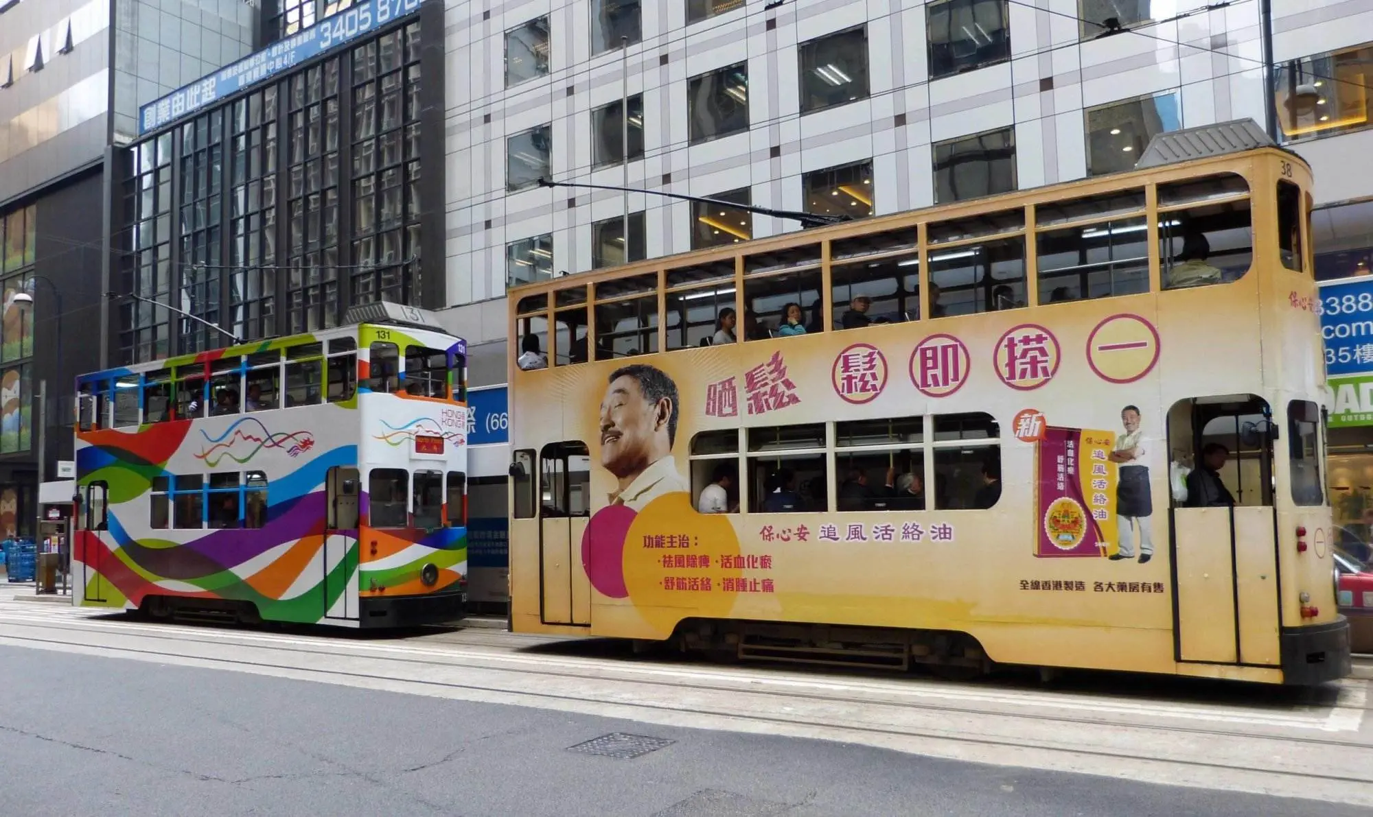 Zwei Doppeldeckerbusse auf einer Stadtstraße in Hongkong.