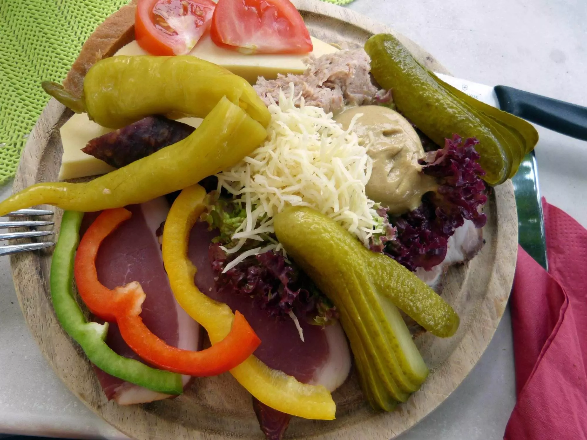 Ein Brettljause-Teller mit Fleisch und Gemüse.
