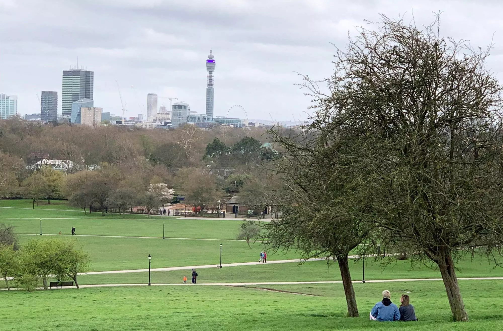 Zwei Personen genießen einen ruhigen Park in London.