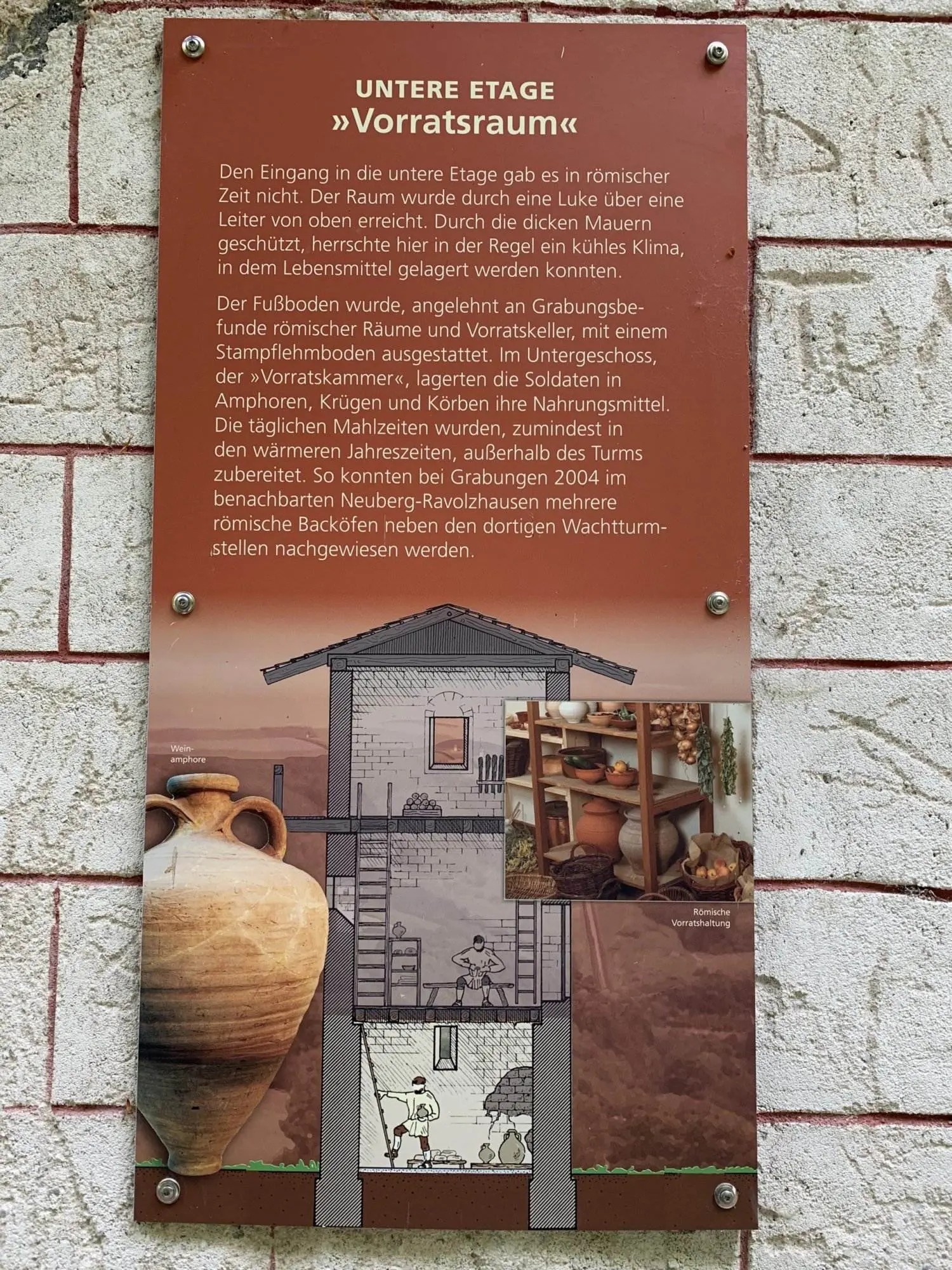 Eine Gedenktafel an einer Ziegelwand mit dem Bild einer Töpferscheibe.