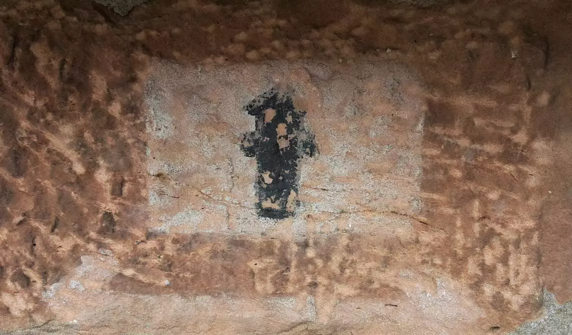 Ein Gemälde eines Mannes in einer Höhle.