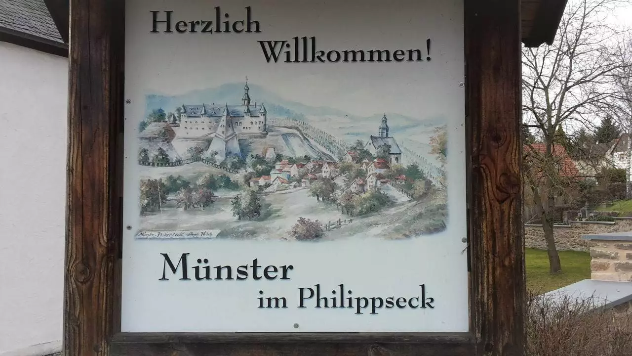 Ein Schild mit dem Bild einer Burg darauf.