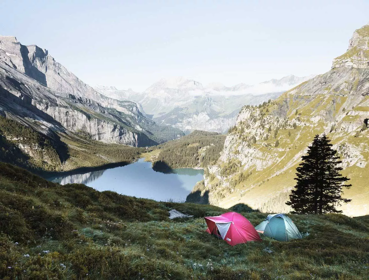 Zwei Zelte für einen Wochenend-Campingausflug in der Nähe eines Sees in den Bergen.