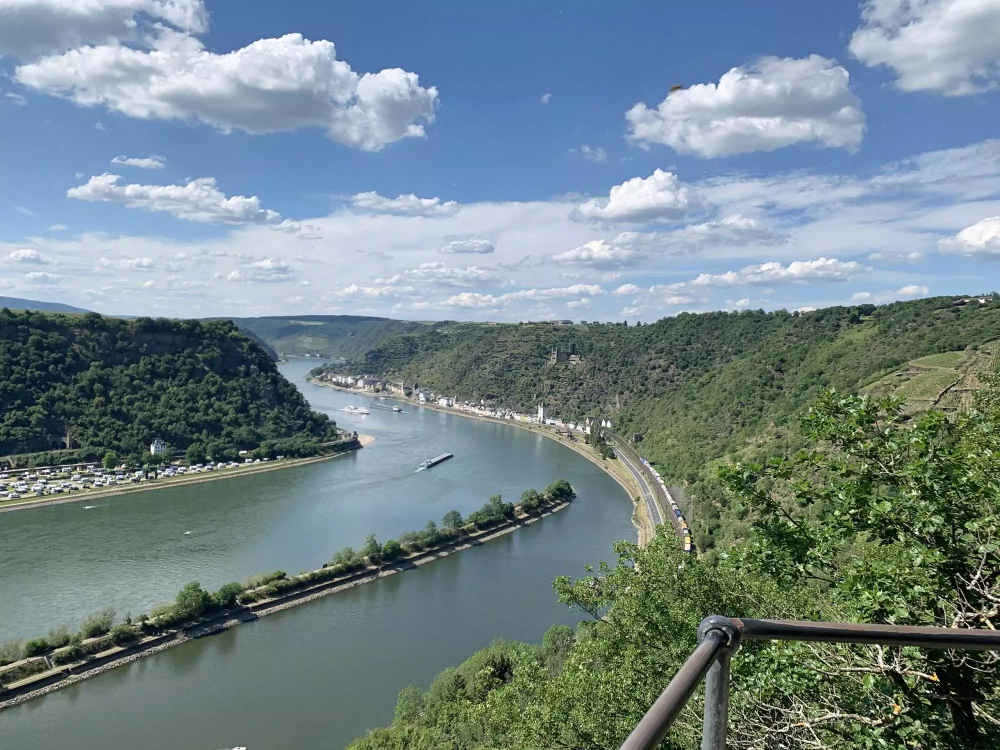 Ein Blick auf den Rhein von der Spitze eines Hügels.