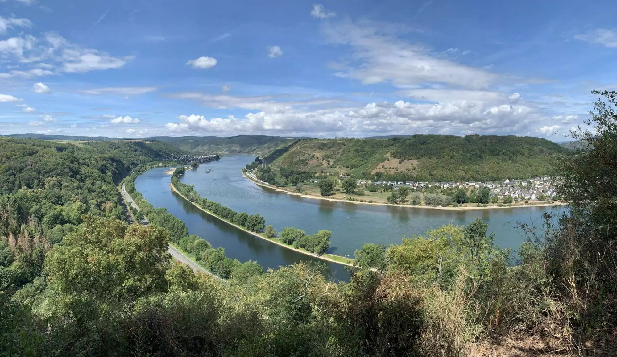 Ein Blick auf den Rhein von der Spitze eines Hügels.